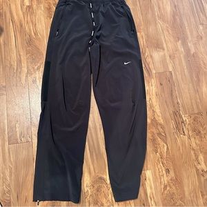 Men’s lightweight Nike joggers,‎ size small (654)